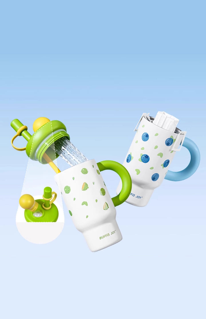 Bottle lid and tea chamber close-up showing leakproof and functional infuser design
