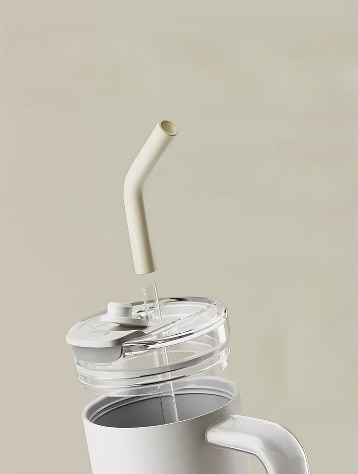 Close-up of tumbler lid and integrated straw for versatile drinking – MyLaEvo.